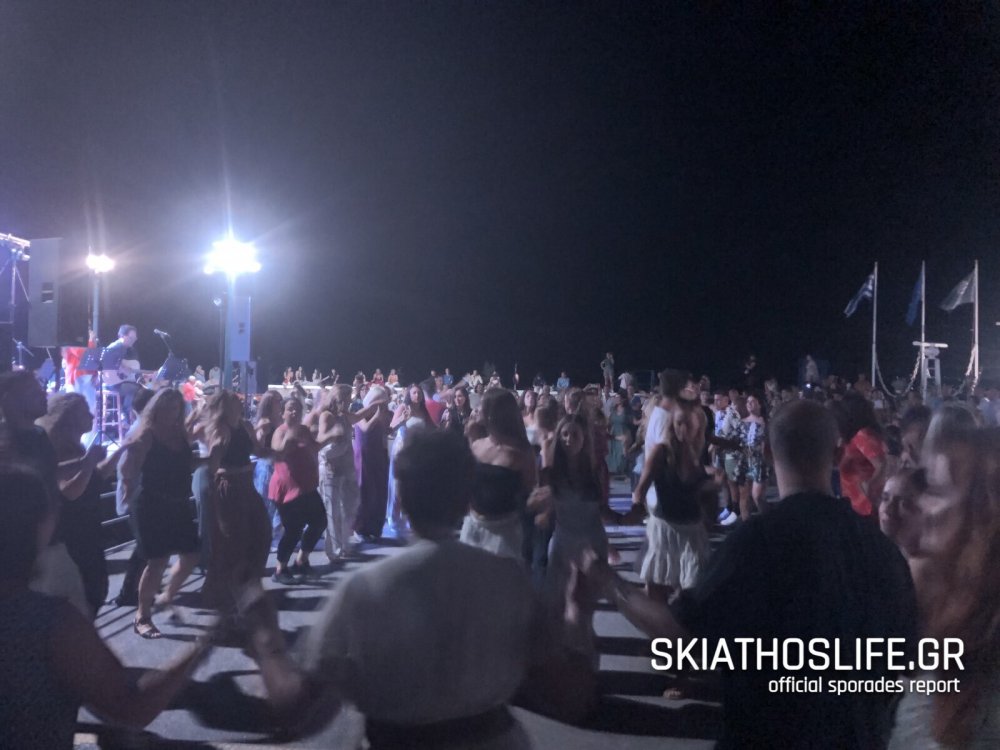 Γλέντι μέχρι πρωΐας στο Λουτράκι Σκοπέλου (φωτο)