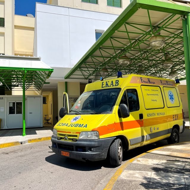 Νεκρός 22χρονος οδηγός αυτοκινήτου στη Θεσσαλονίκη που έπεσε σε περίφραξη σχολείου - Στο νοσοκομείο ένας 19χρονος και ένας 18χρονος