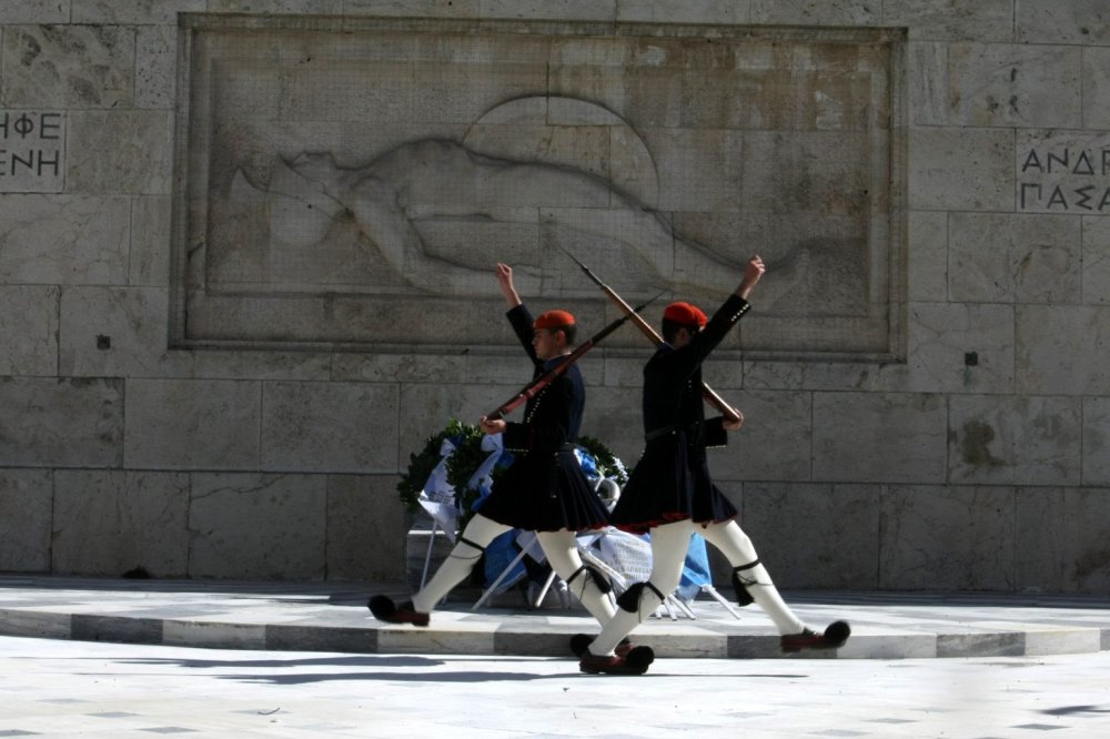 Λεκτική επίθεση μετανάστη σε Εύζωνες στο Σύνταγμα – Διακόπηκε η εξέταση της αίτησης ασύλου του