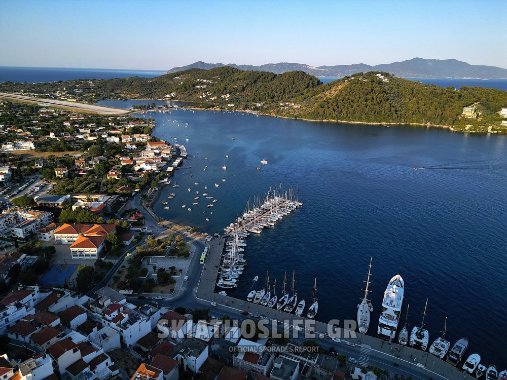 Έμεινε ακυβέρνητο έξω από το λιμάνι της Σκιάθου ερασιτεχνικό σκάφος με 3 επιβαίνοντες