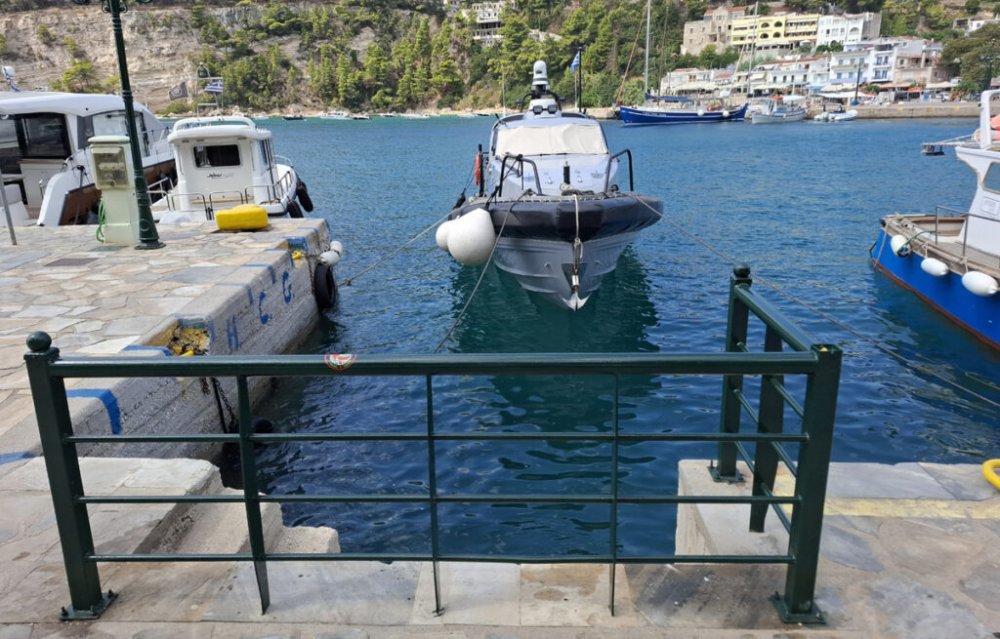 Αλόννησος: Το σκάφος του Λιμενικού μπλόκαρε το σημείο αποβίβασης στο λιμάνι!