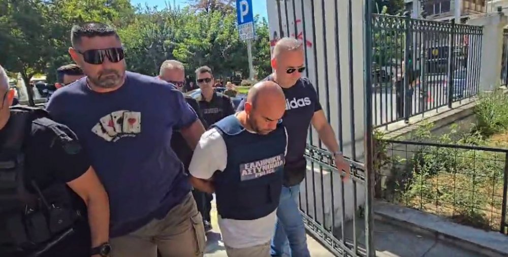 Αμίλητος και με σκυμμένο κεφάλι στον εισαγγελέα ο συζυγοκτόνος του Βόλου (video)