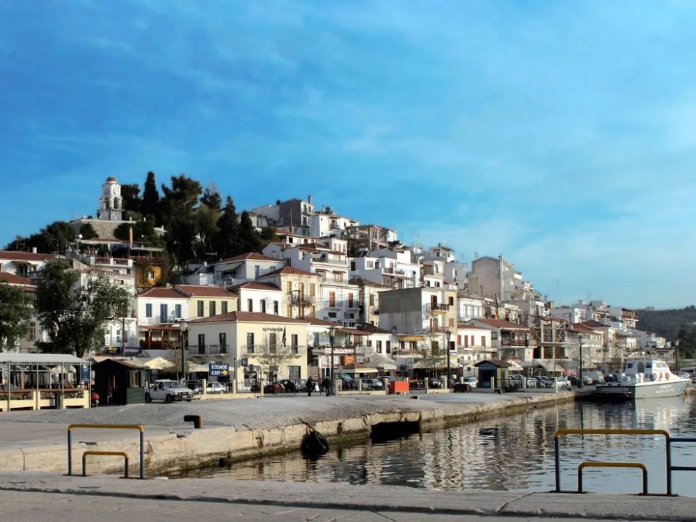 Σκιάθος: Συνελήφθη ιδιοκτήτρια καντίνας για επιπλέον τραπεζοκαθίσματα στον αιγιαλό 