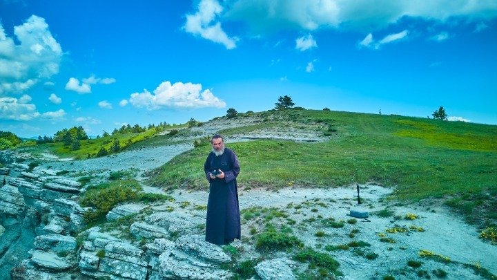 Ιερέας με κανάλι στο YouTube, drone και έξι κάμερες προβάλλει το Βόιο Κοζάνης – Viral στην ομογένεια Αυστραλίας και Αμερικής