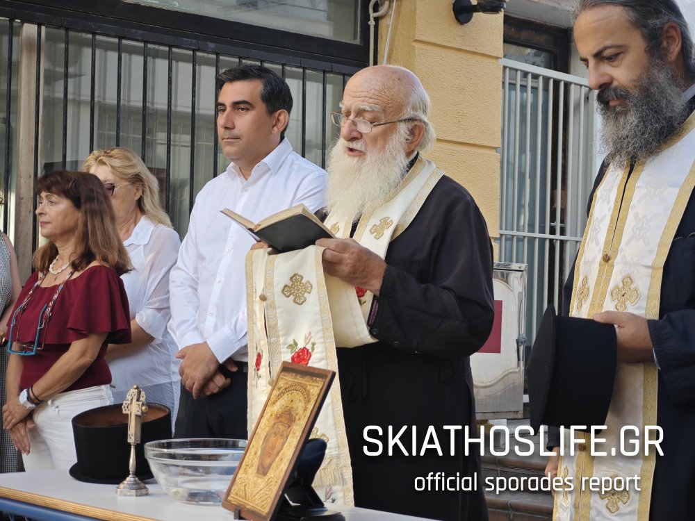 Χτύπησε το πρώτο κουδούνι στη Σκιάθο 