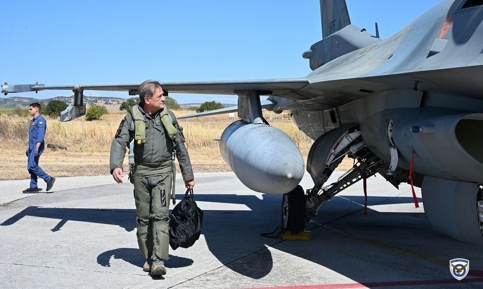 Νέα Αγχιάλος: Ο Αρχηγός ΓΕΑ πέταξε με F-16 στην 111 ΠΜ
