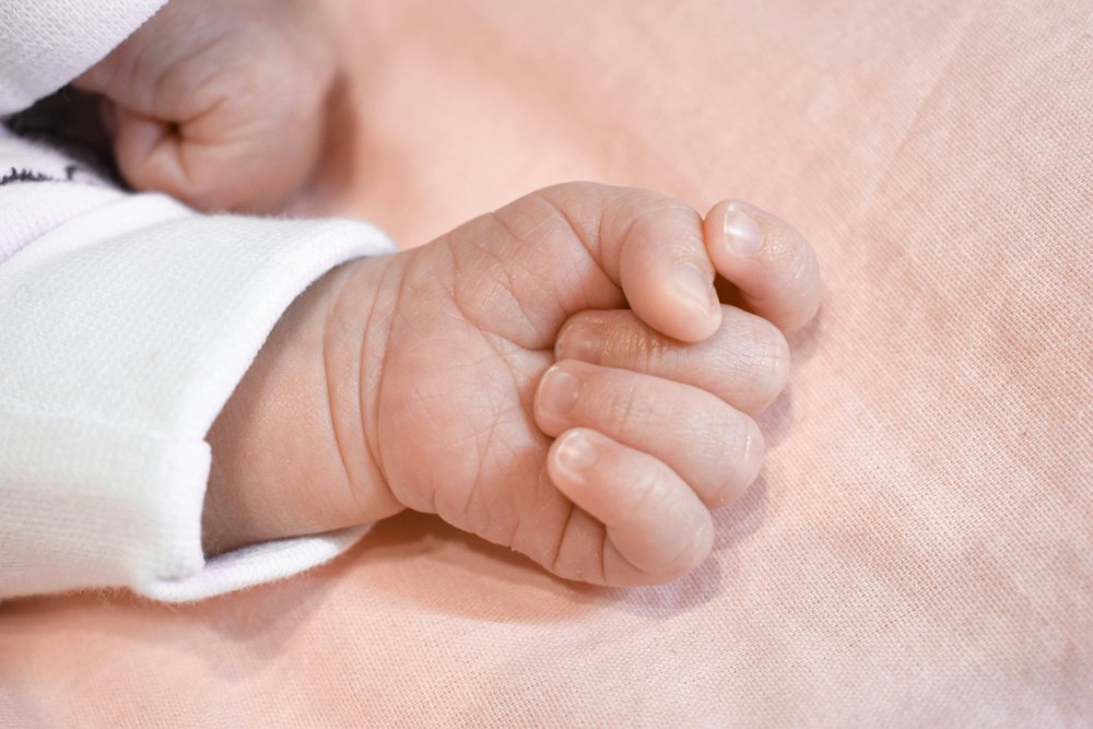 Πατήσια: Βρέφος εντοπίστηκε αναίσθητο από ναρκωτική ουσία που κάπνισε δίπλα του ο πατέρας του – Διασωληνωμένο στο νοσοκομείο το κοριτσάκι