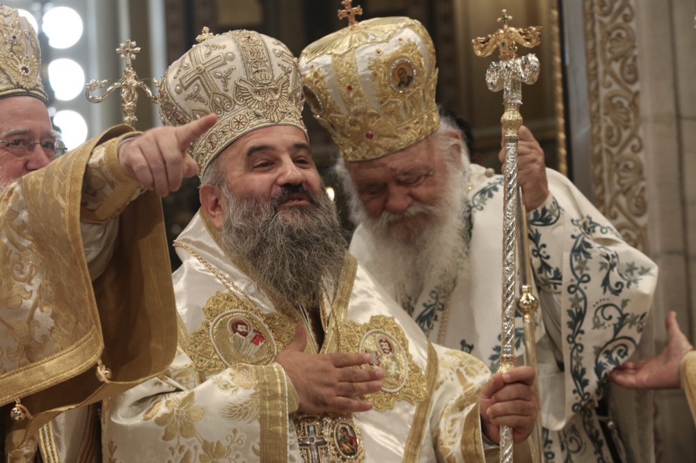 Καρέ – καρέ η χειροτονία του νέου Επισκόπου Σκιάθου Ιωάννη Καραμούζη – Δείτε εικόνες