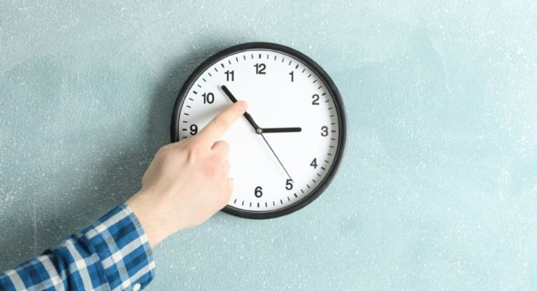 Αλλαγή ώρας: Πότε πρέπει να μετακινηθούν μία ώρα πίσω οι δείκτες των ρολογιών