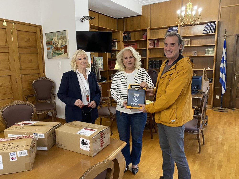 Τεσσερις απινιδωτές παρέδωσε η Αννα Μαρία Παπαδημητρίου στην Εκπαιδευτική Κοινότητα