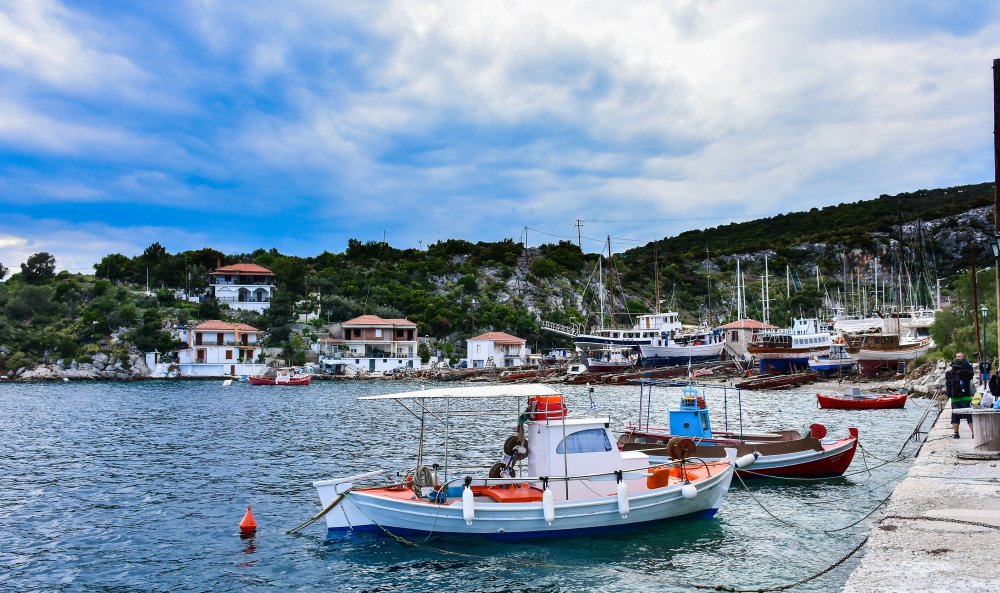 Ακυβέρνητο Ε/Ρ Σκάφος με 4 άτομα στο Τρίκερη | Άμεση επέμβαση Τουριστικού Σκάφους