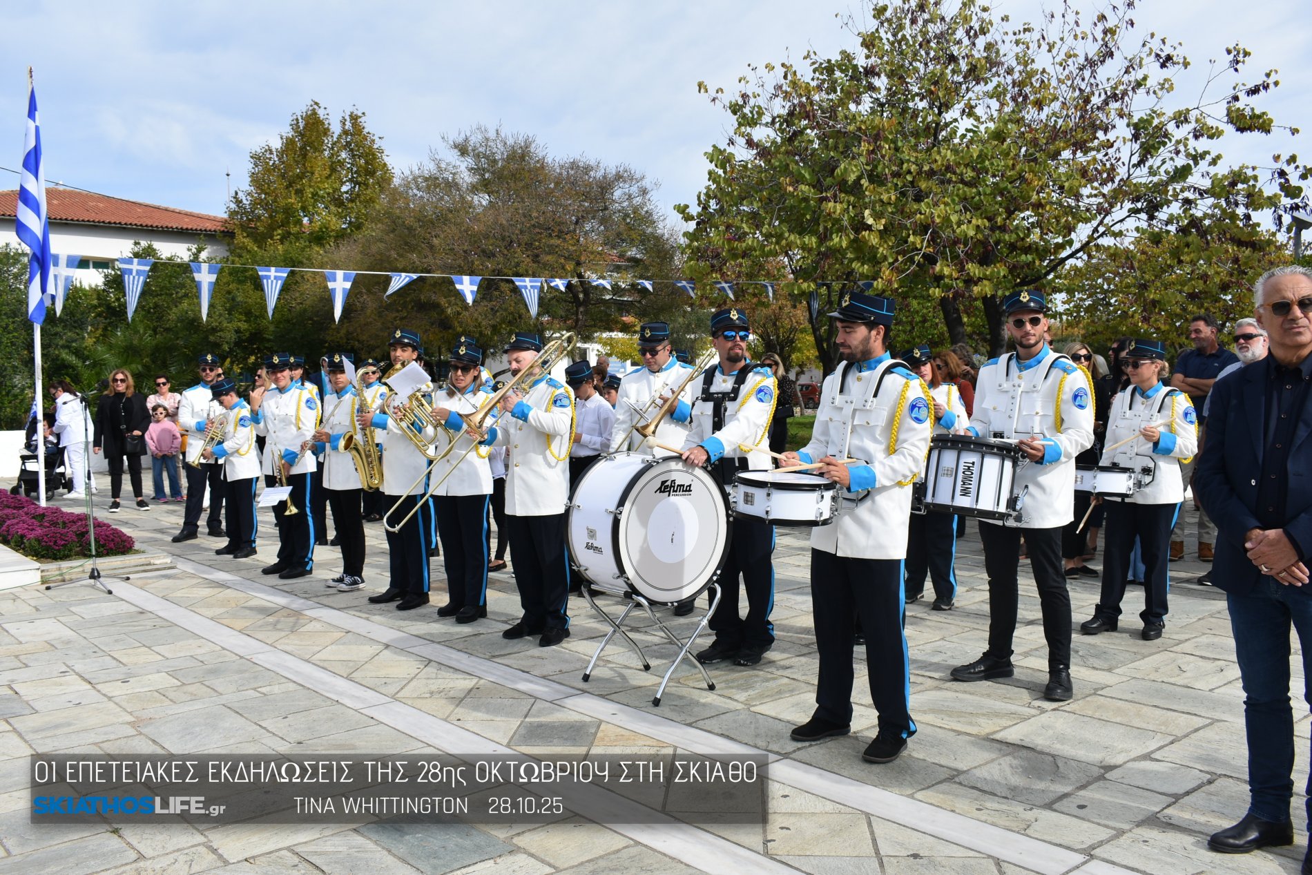 Φωτορεπορτάζ & Video από την Κατάθεση Στεφάνων στο Ηρώων της Σκιάθου