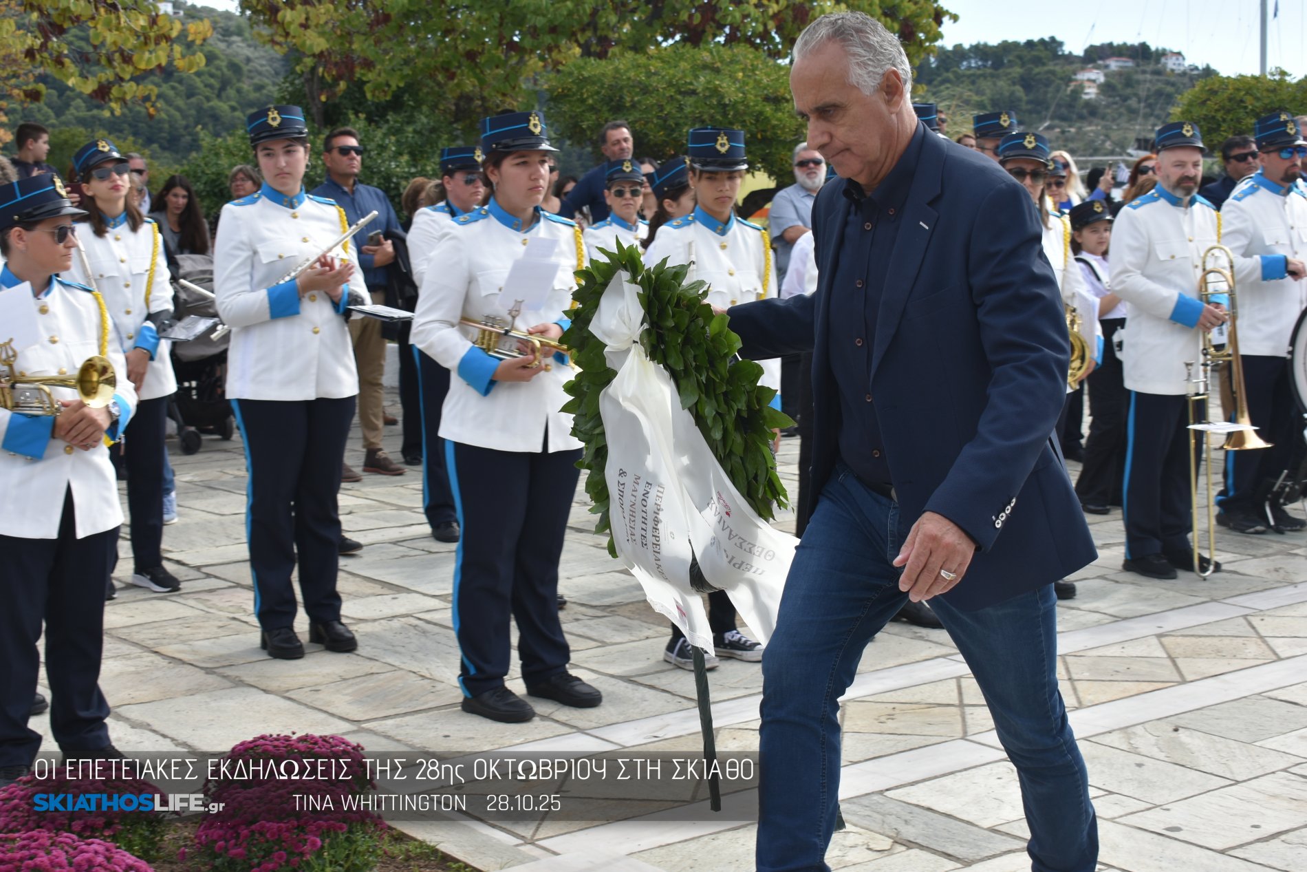 Φωτορεπορτάζ & Video από την Κατάθεση Στεφάνων στο Ηρώων της Σκιάθου