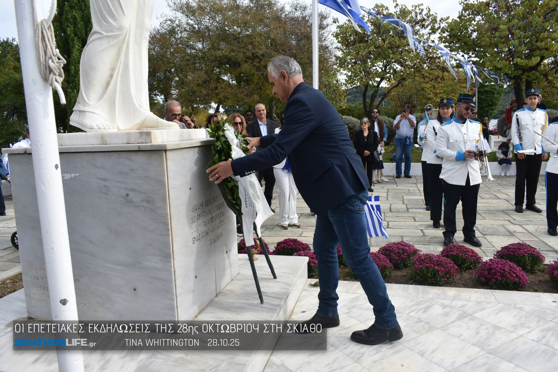 Φωτορεπορτάζ & Video από την Κατάθεση Στεφάνων στο Ηρώων της Σκιάθου