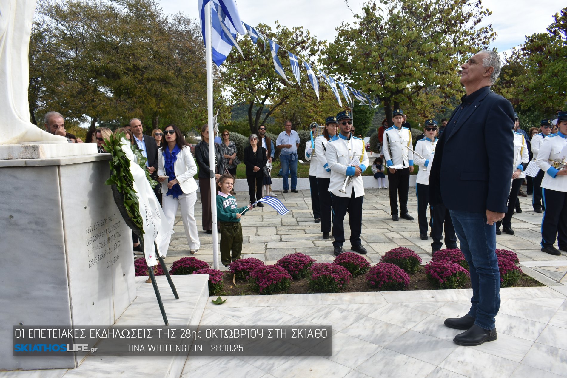 Φωτορεπορτάζ & Video από την Κατάθεση Στεφάνων στο Ηρώων της Σκιάθου
