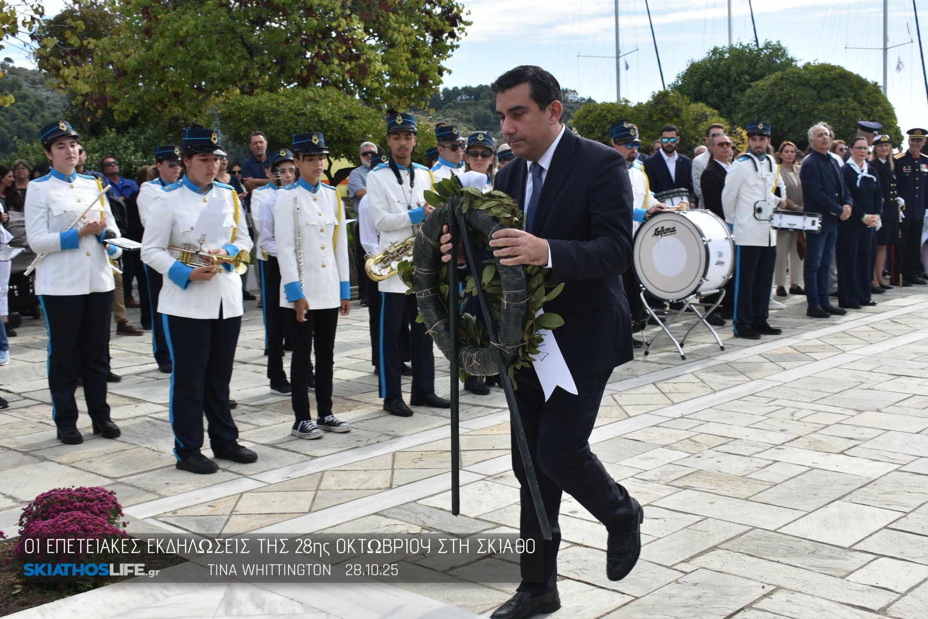 Φωτορεπορτάζ & Video από την Κατάθεση Στεφάνων στο Ηρώων της Σκιάθου