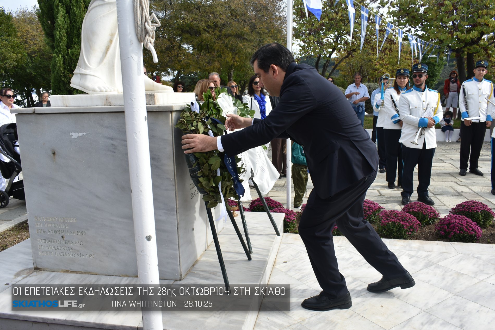 Φωτορεπορτάζ & Video από την Κατάθεση Στεφάνων στο Ηρώων της Σκιάθου