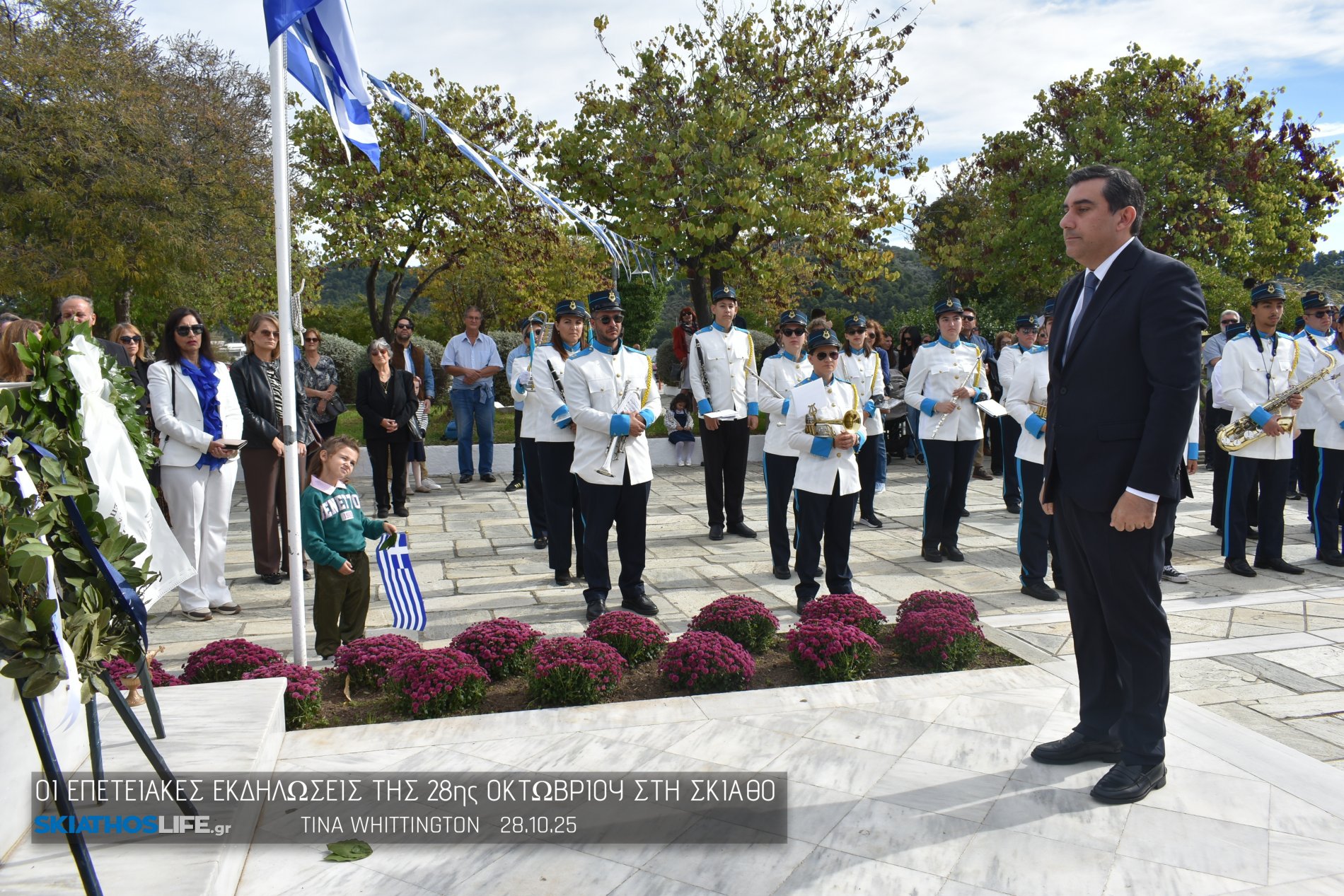 Φωτορεπορτάζ & Video από την Κατάθεση Στεφάνων στο Ηρώων της Σκιάθου