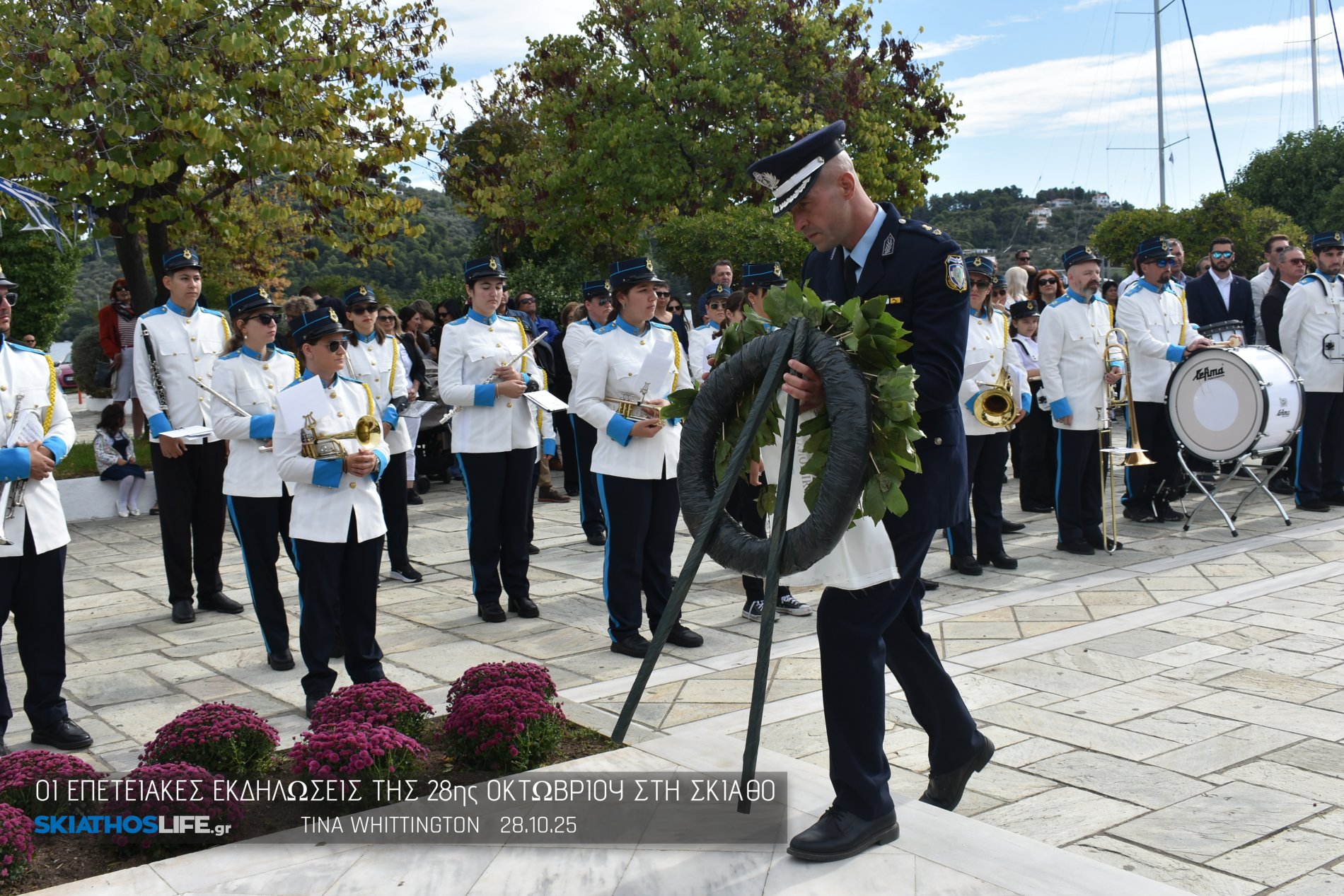 Φωτορεπορτάζ & Video από την Κατάθεση Στεφάνων στο Ηρώων της Σκιάθου