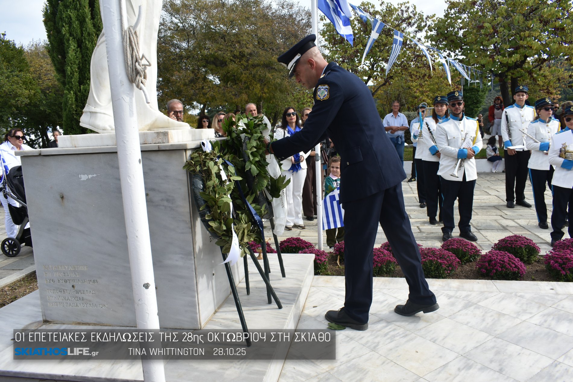 Φωτορεπορτάζ & Video από την Κατάθεση Στεφάνων στο Ηρώων της Σκιάθου