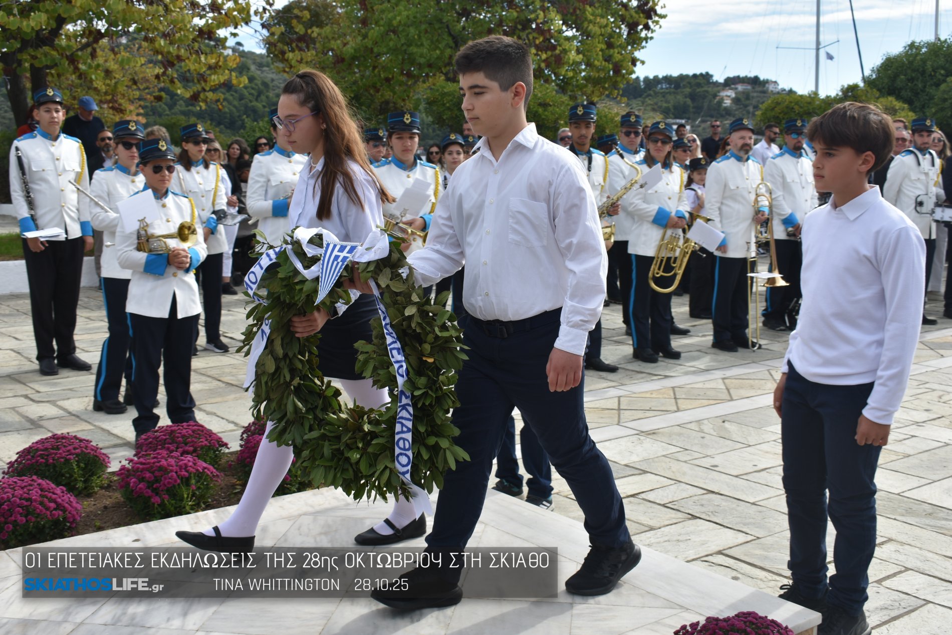Φωτορεπορτάζ & Video από την Κατάθεση Στεφάνων στο Ηρώων της Σκιάθου