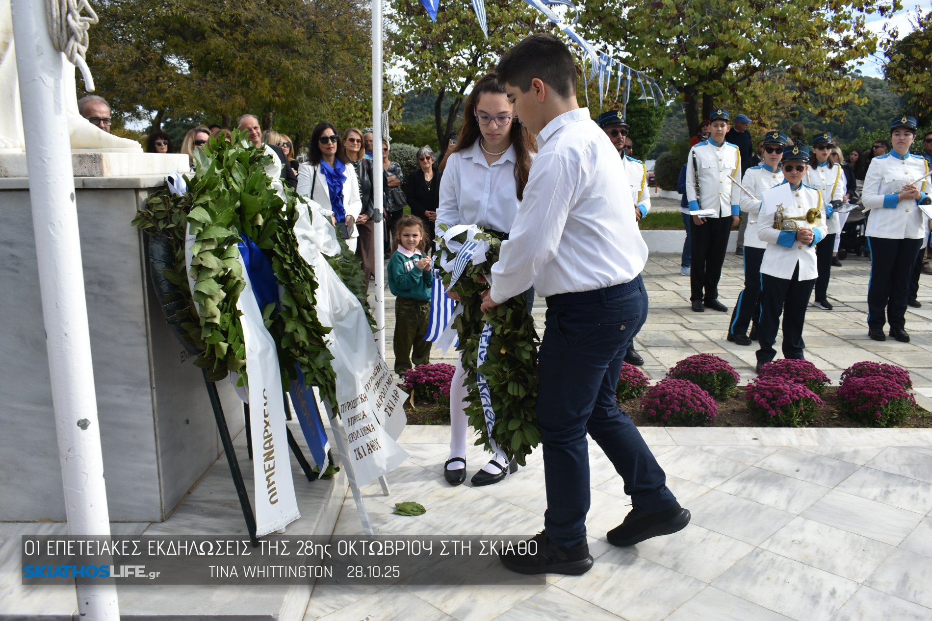 Φωτορεπορτάζ & Video από την Κατάθεση Στεφάνων στο Ηρώων της Σκιάθου