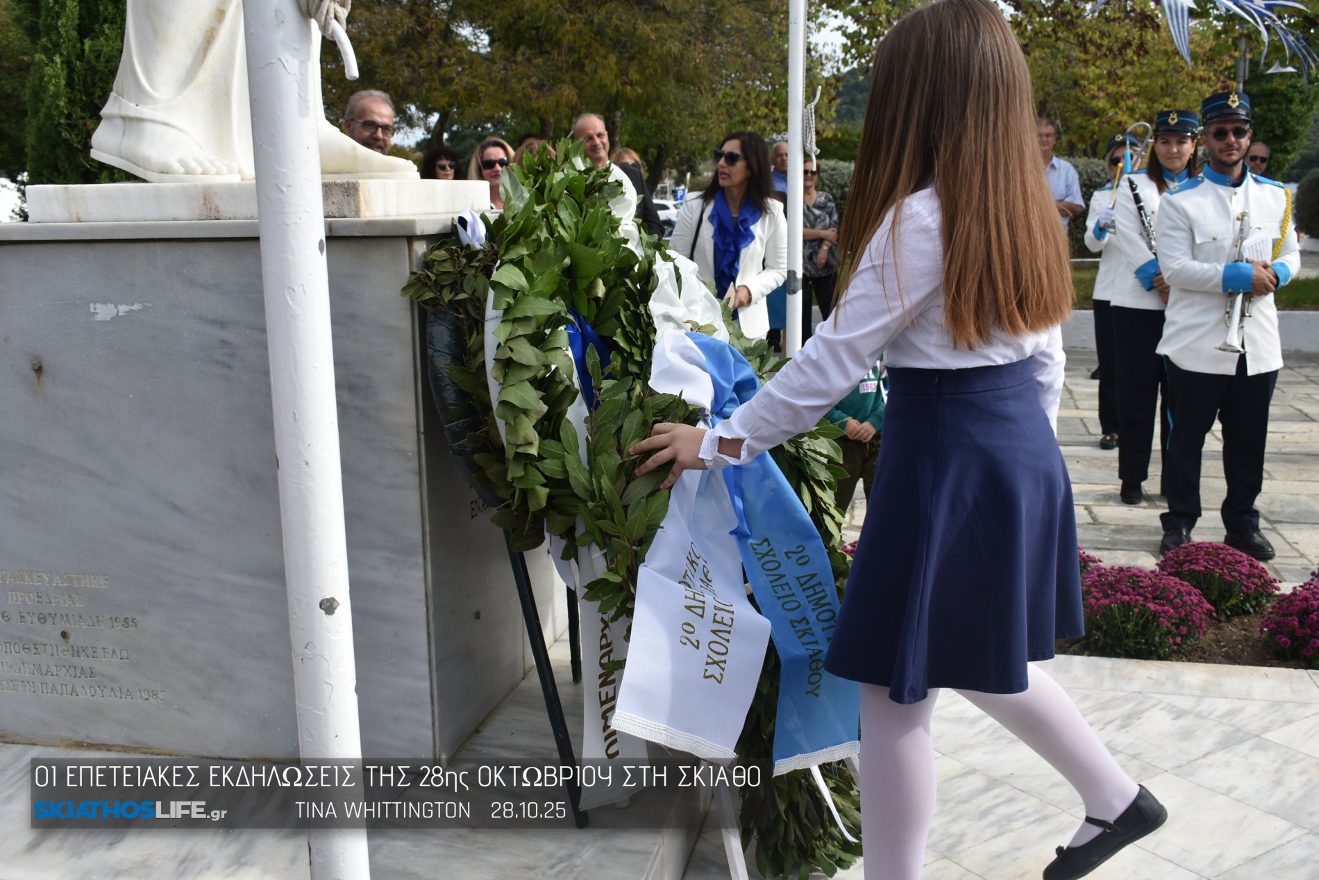 Φωτορεπορτάζ & Video από την Κατάθεση Στεφάνων στο Ηρώων της Σκιάθου