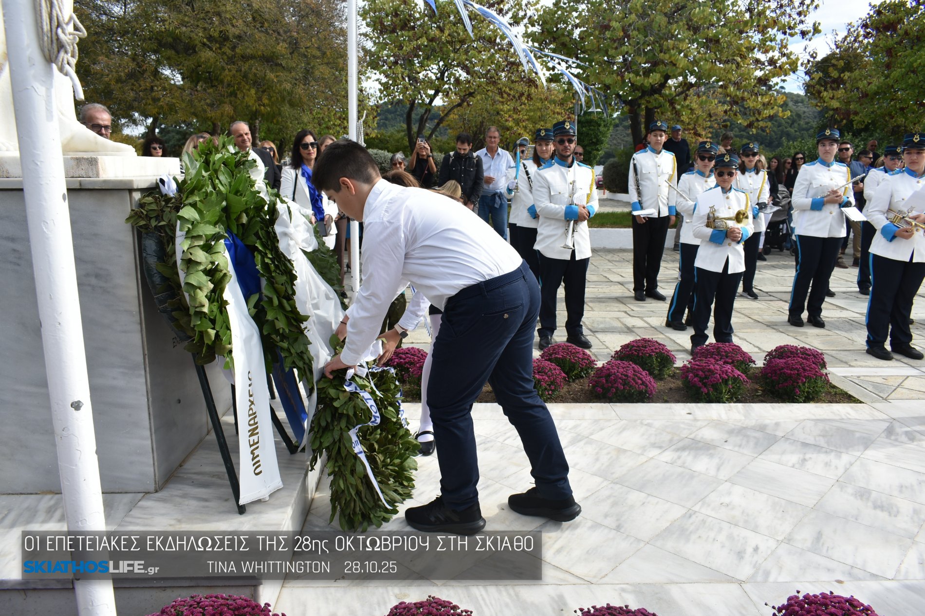 Φωτορεπορτάζ & Video από την Κατάθεση Στεφάνων στο Ηρώων της Σκιάθου