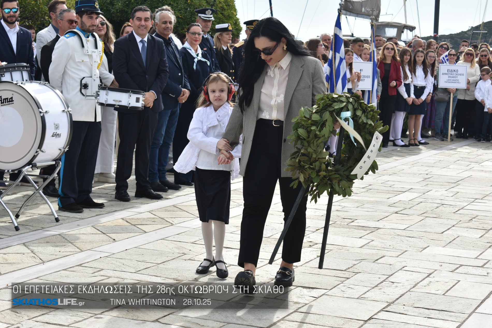 Φωτορεπορτάζ & Video από την Κατάθεση Στεφάνων στο Ηρώων της Σκιάθου