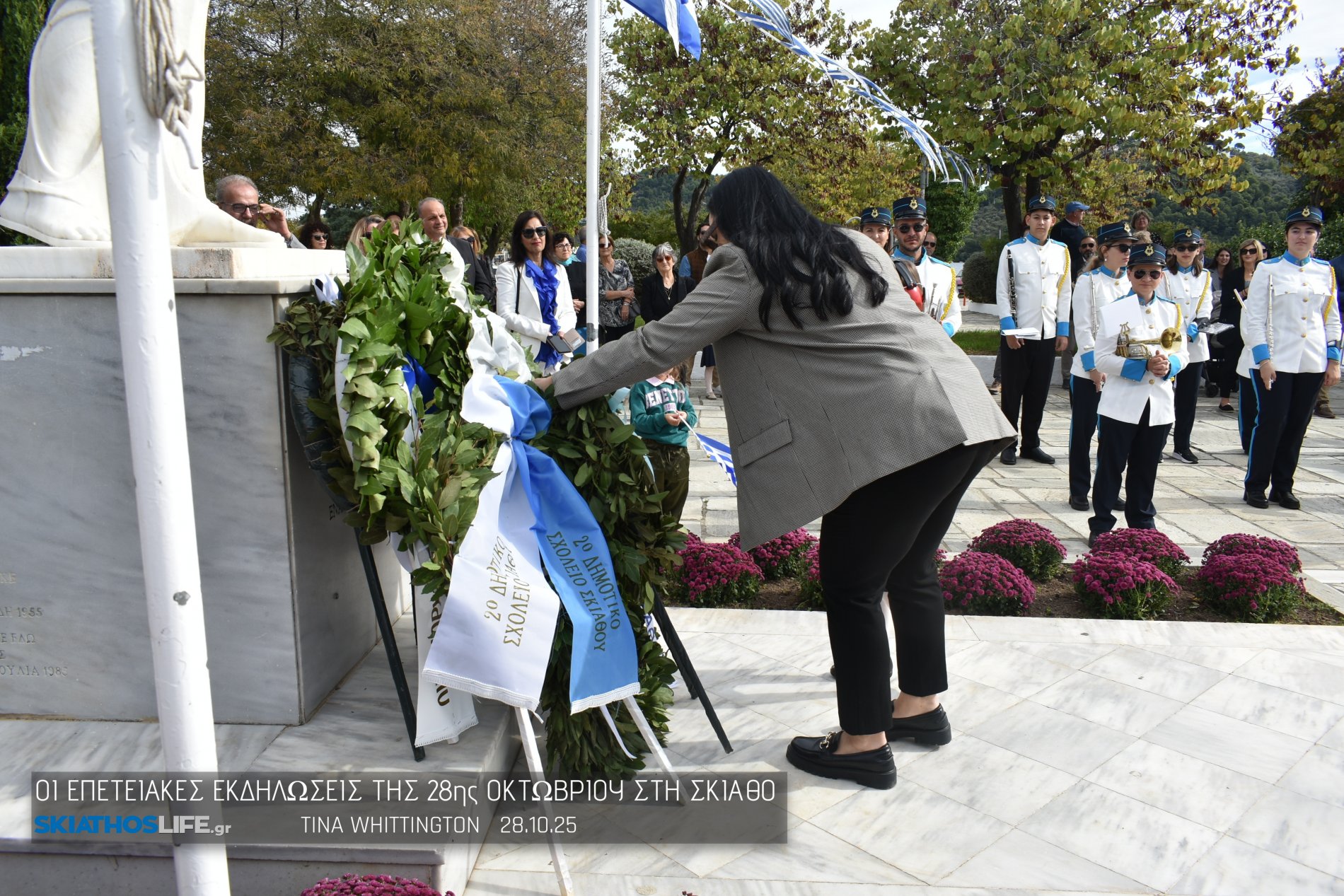Φωτορεπορτάζ & Video από την Κατάθεση Στεφάνων στο Ηρώων της Σκιάθου