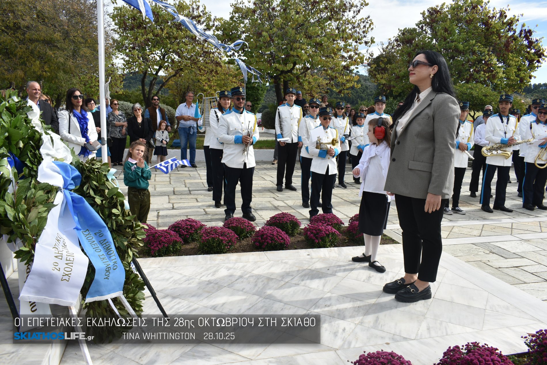 Φωτορεπορτάζ & Video από την Κατάθεση Στεφάνων στο Ηρώων της Σκιάθου