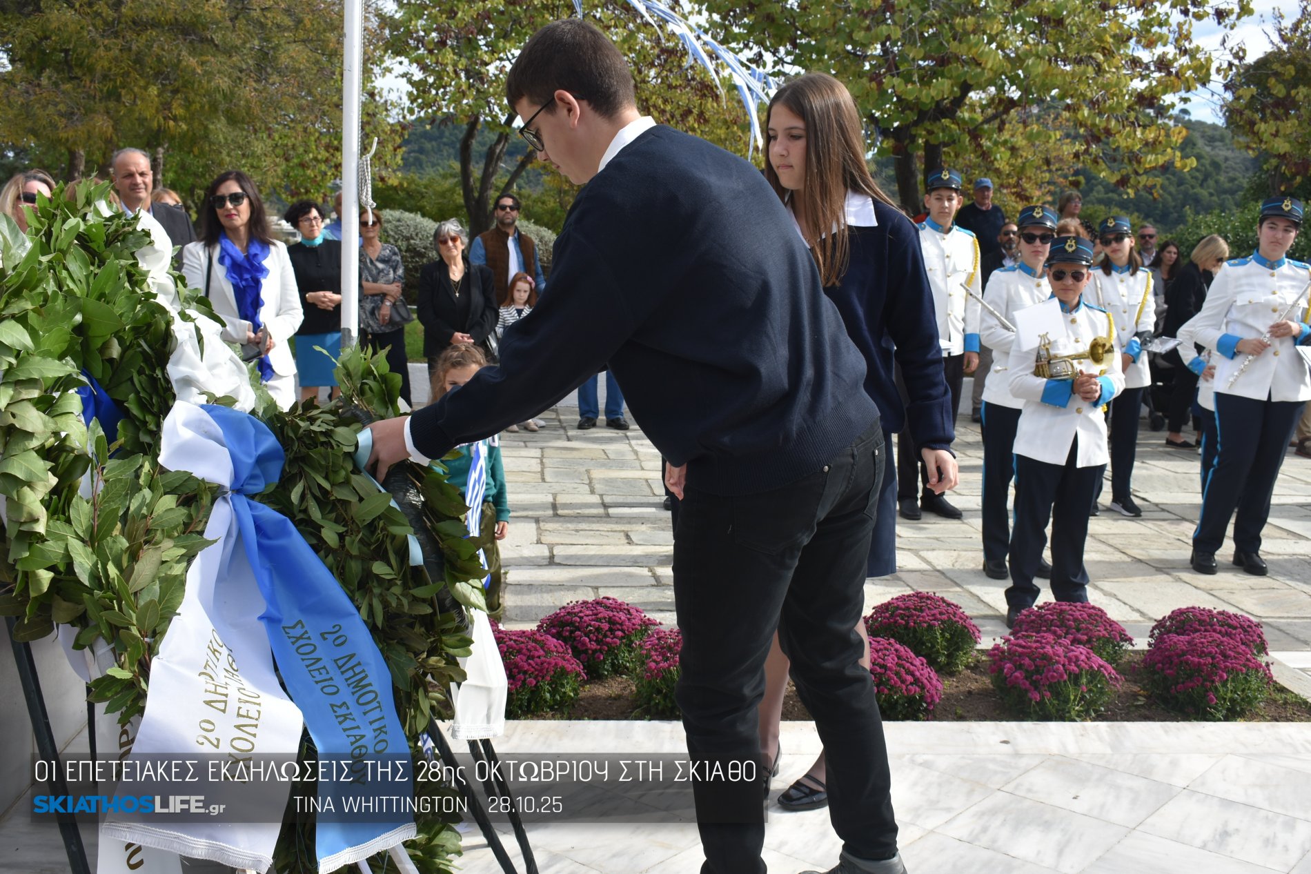 Φωτορεπορτάζ & Video από την Κατάθεση Στεφάνων στο Ηρώων της Σκιάθου