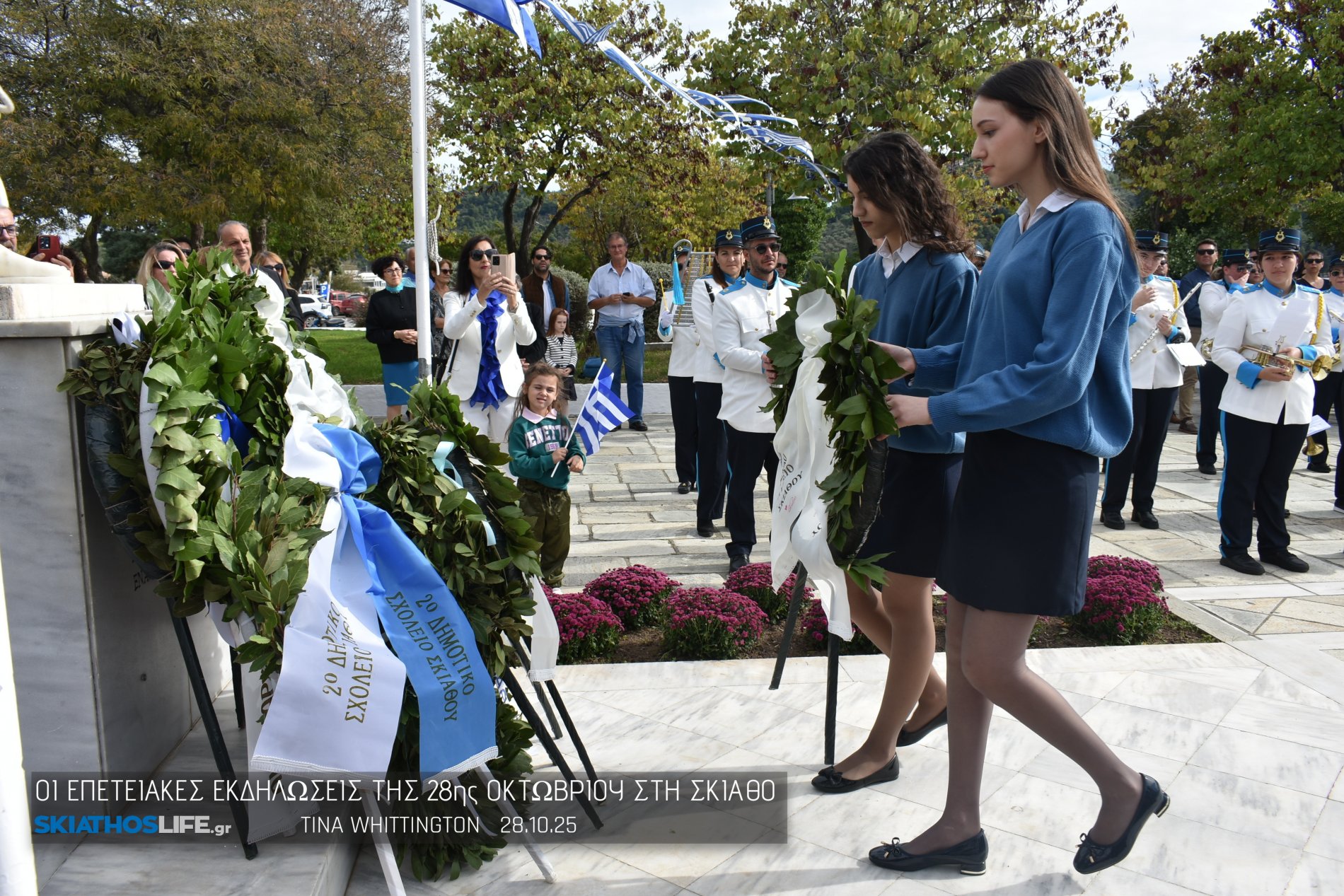 Φωτορεπορτάζ & Video από την Κατάθεση Στεφάνων στο Ηρώων της Σκιάθου