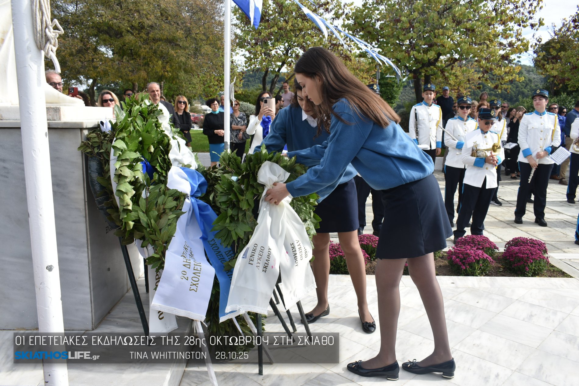 Φωτορεπορτάζ & Video από την Κατάθεση Στεφάνων στο Ηρώων της Σκιάθου