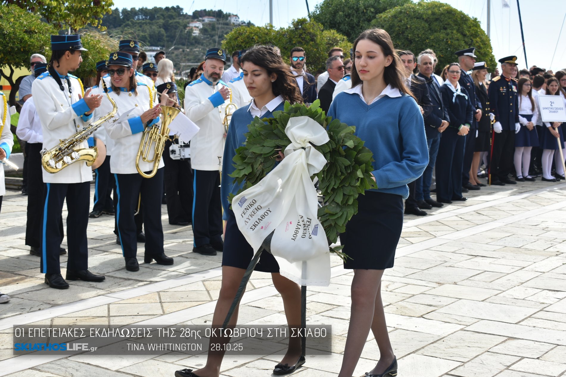 Φωτορεπορτάζ & Video από την Κατάθεση Στεφάνων στο Ηρώων της Σκιάθου