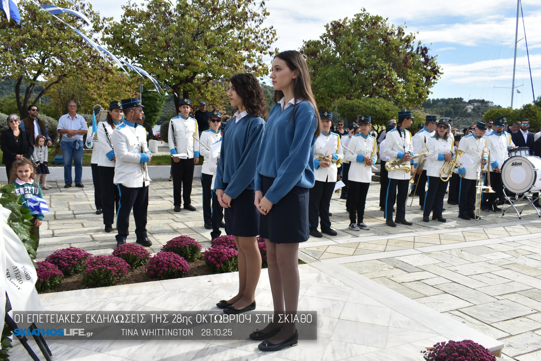 Φωτορεπορτάζ & Video από την Κατάθεση Στεφάνων στο Ηρώων της Σκιάθου