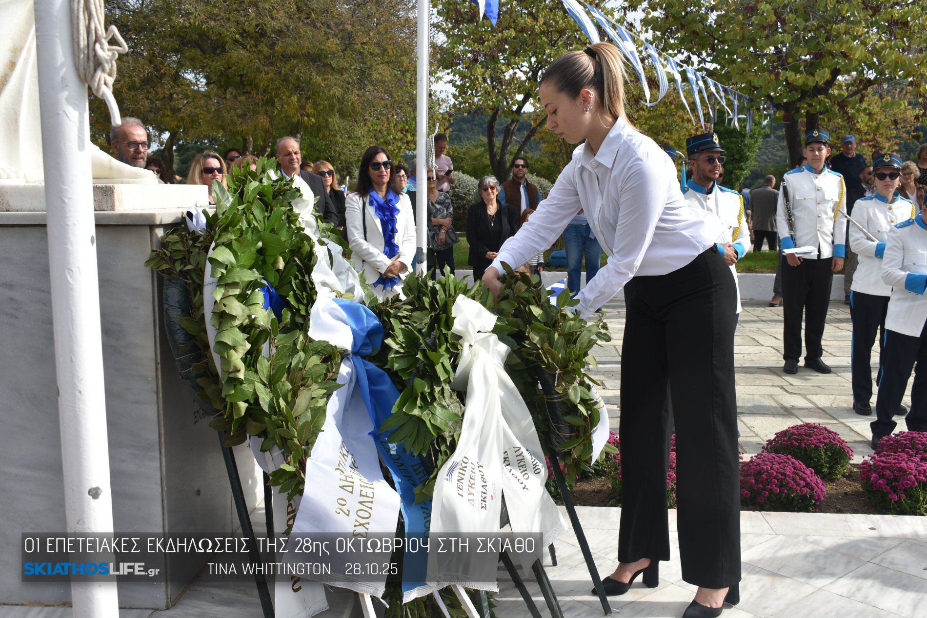 Φωτορεπορτάζ & Video από την Κατάθεση Στεφάνων στο Ηρώων της Σκιάθου