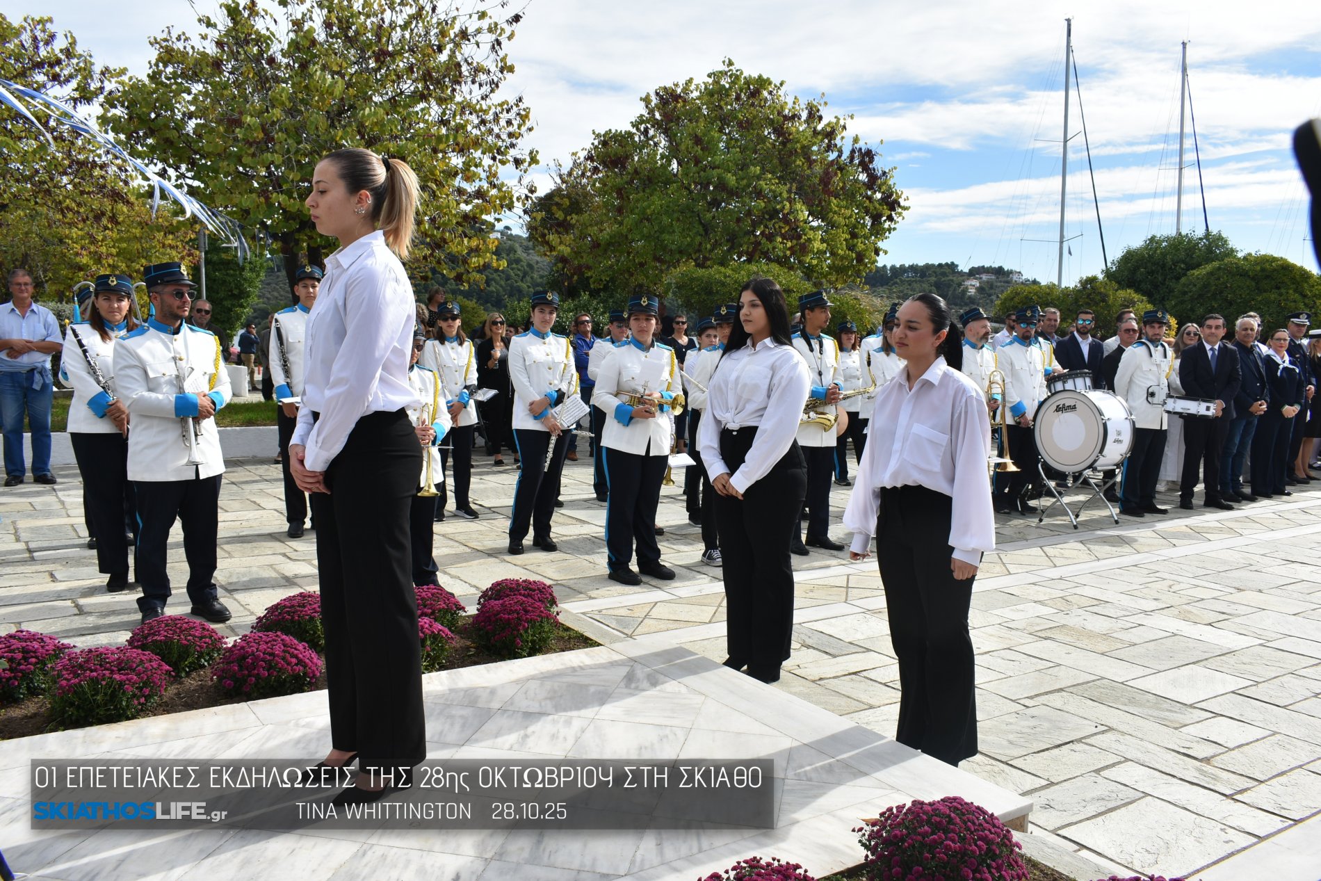 Φωτορεπορτάζ & Video από την Κατάθεση Στεφάνων στο Ηρώων της Σκιάθου