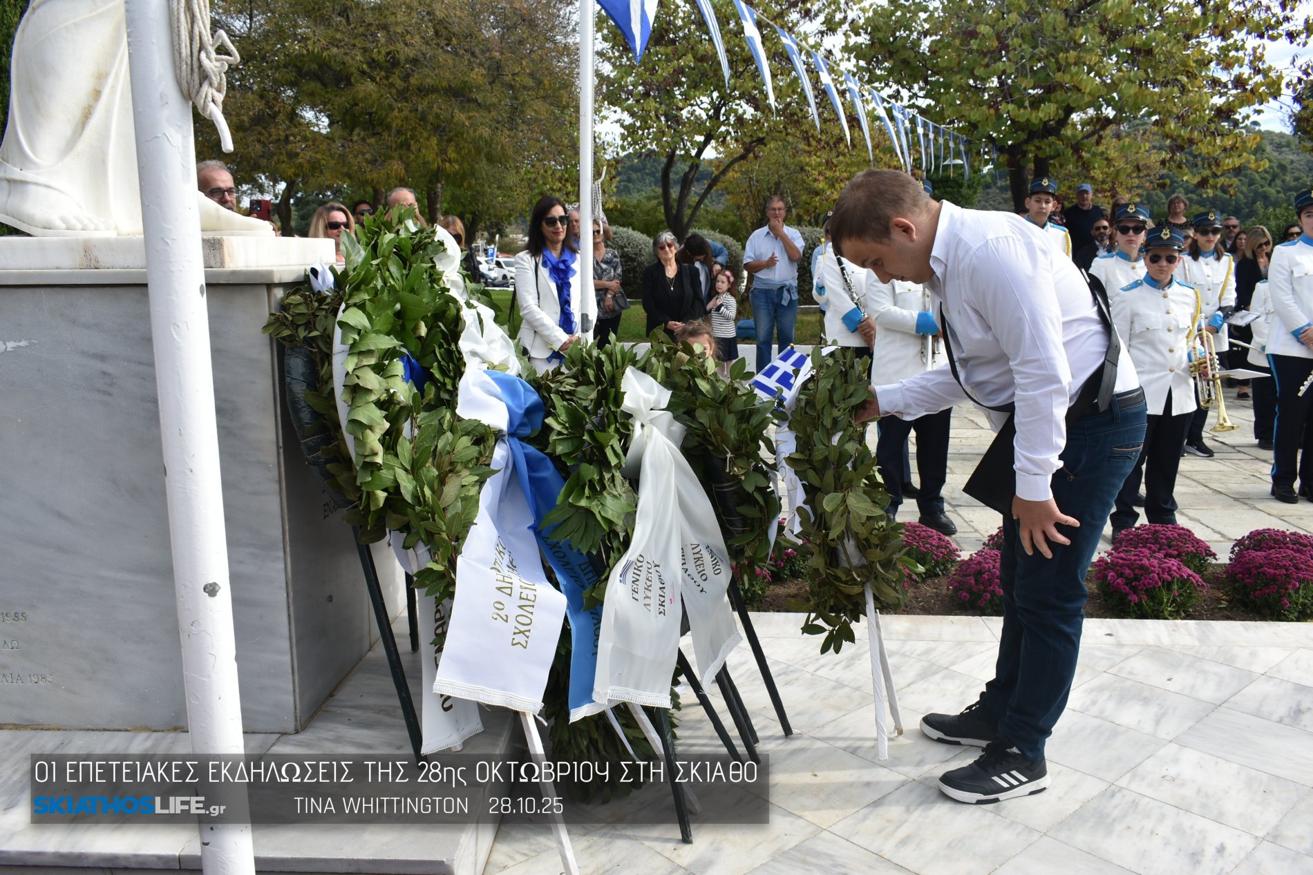 Φωτορεπορτάζ & Video από την Κατάθεση Στεφάνων στο Ηρώων της Σκιάθου