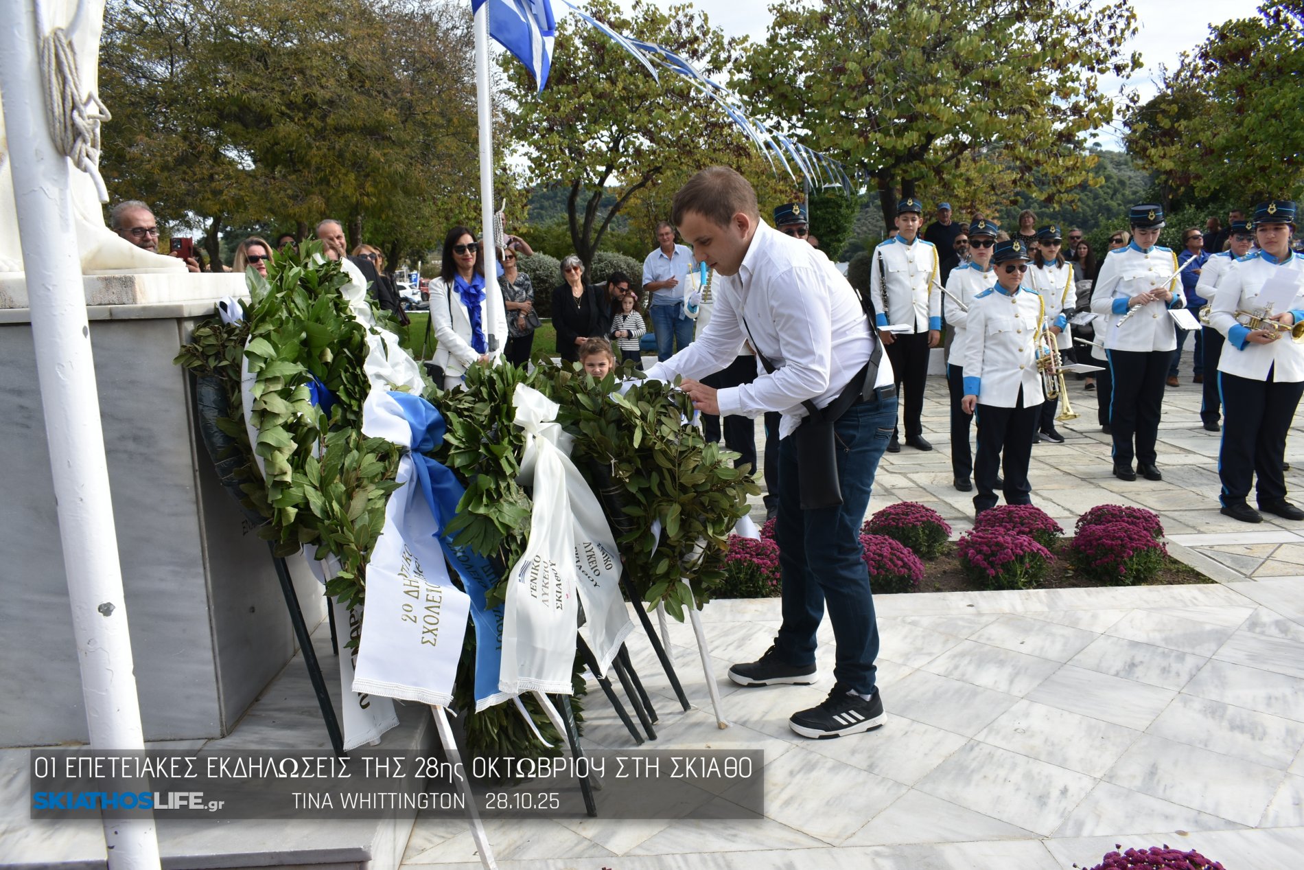 Φωτορεπορτάζ & Video από την Κατάθεση Στεφάνων στο Ηρώων της Σκιάθου