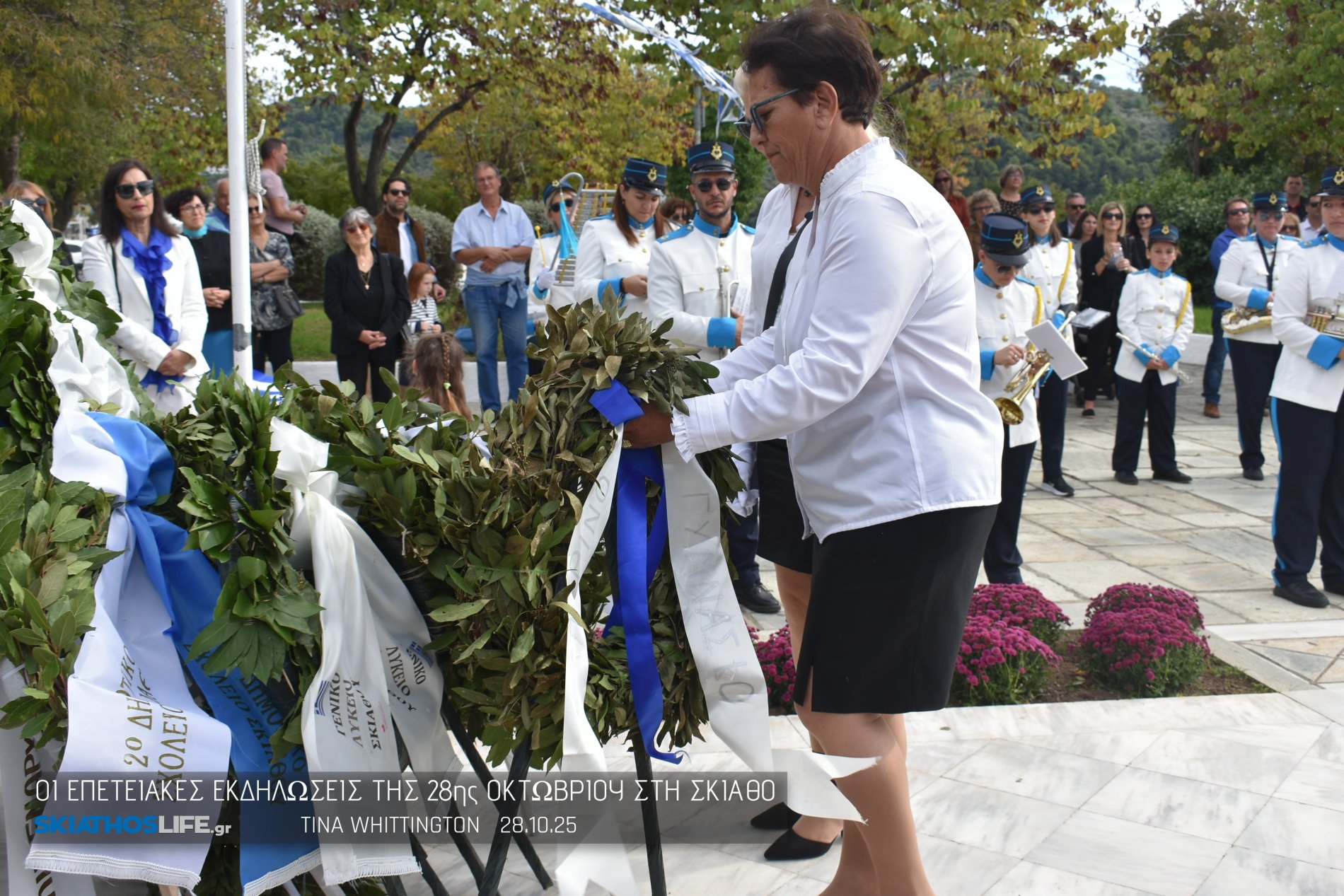 Φωτορεπορτάζ & Video από την Κατάθεση Στεφάνων στο Ηρώων της Σκιάθου