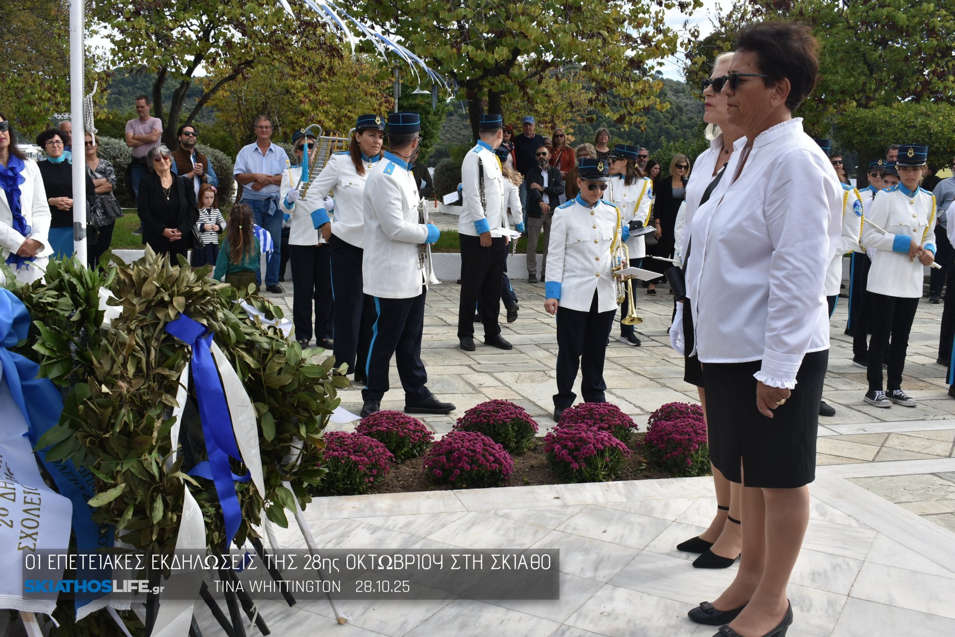 Φωτορεπορτάζ & Video από την Κατάθεση Στεφάνων στο Ηρώων της Σκιάθου