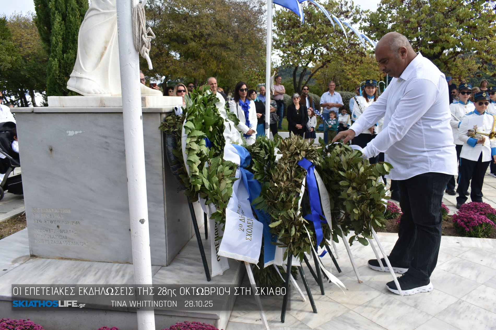 Φωτορεπορτάζ & Video από την Κατάθεση Στεφάνων στο Ηρώων της Σκιάθου