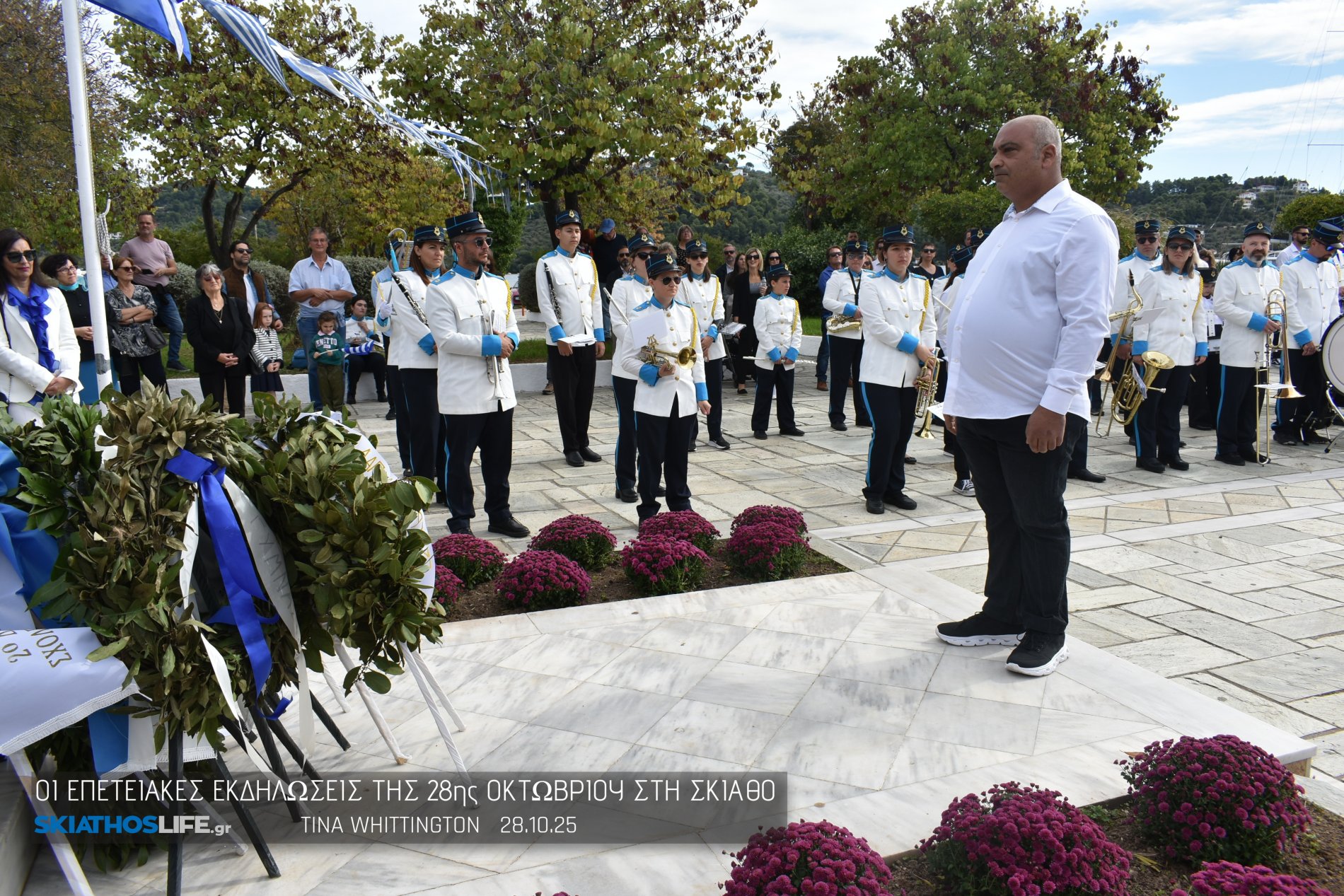Φωτορεπορτάζ & Video από την Κατάθεση Στεφάνων στο Ηρώων της Σκιάθου