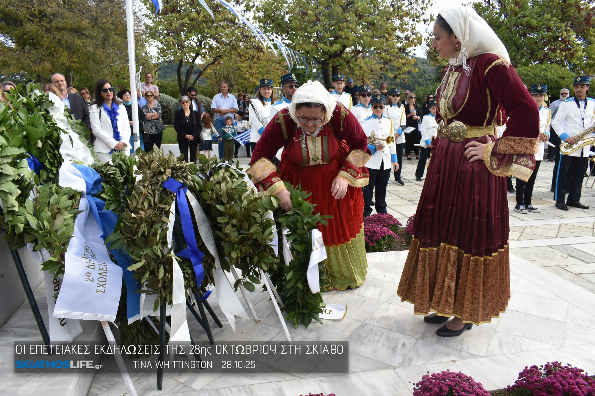 Φωτορεπορτάζ & Video από την Κατάθεση Στεφάνων στο Ηρώων της Σκιάθου