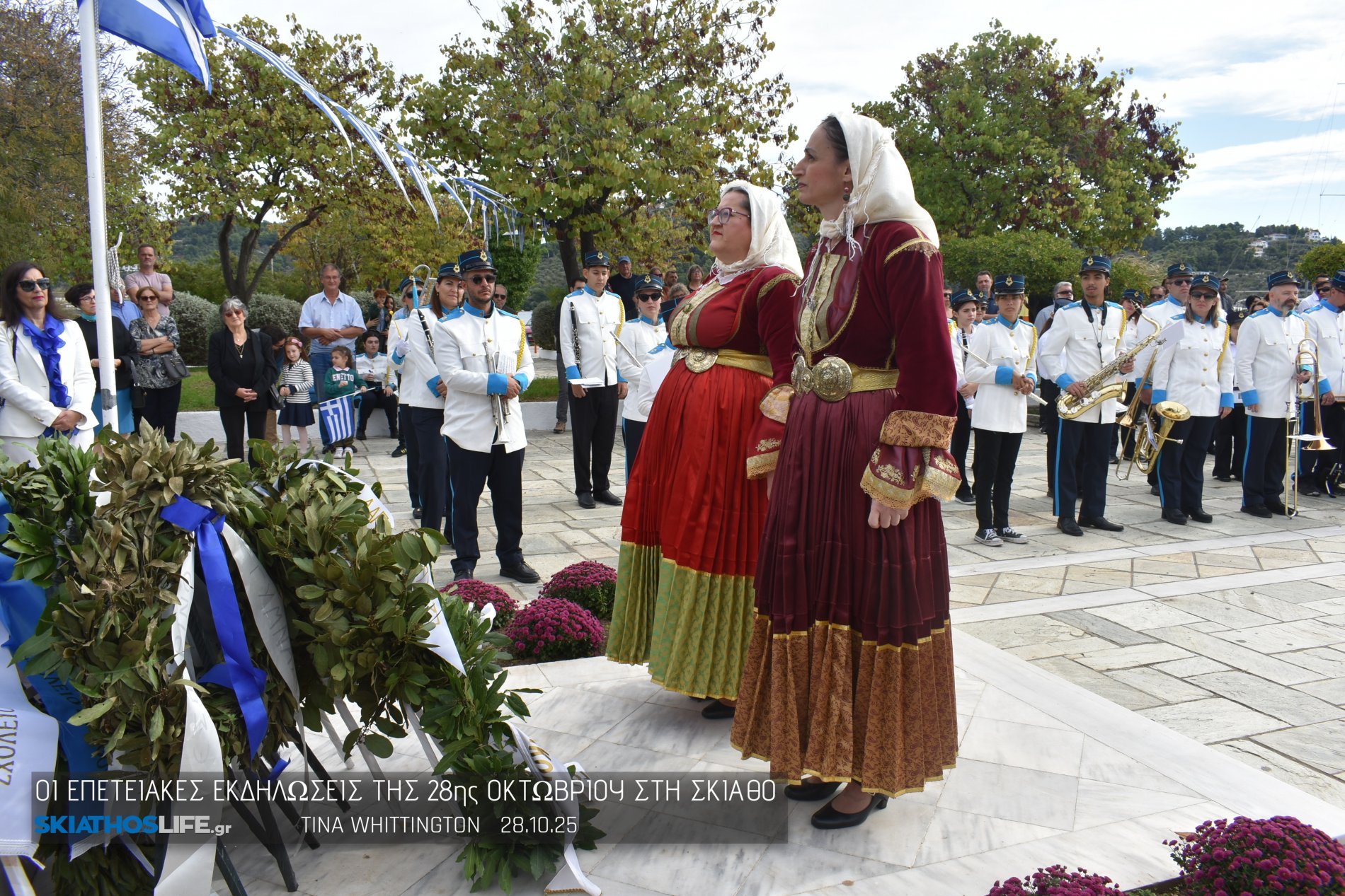 Φωτορεπορτάζ & Video από την Κατάθεση Στεφάνων στο Ηρώων της Σκιάθου