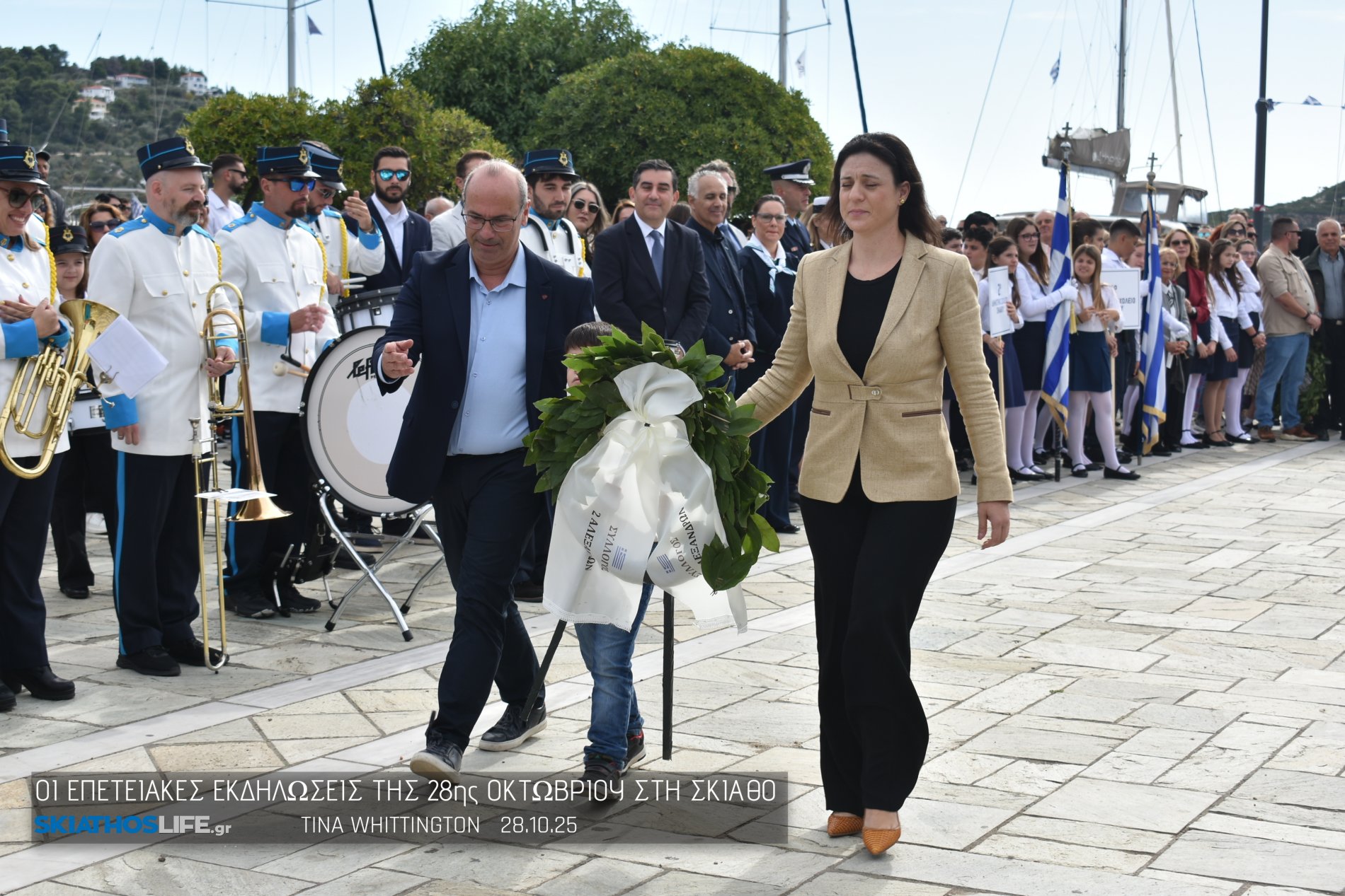 Φωτορεπορτάζ & Video από την Κατάθεση Στεφάνων στο Ηρώων της Σκιάθου