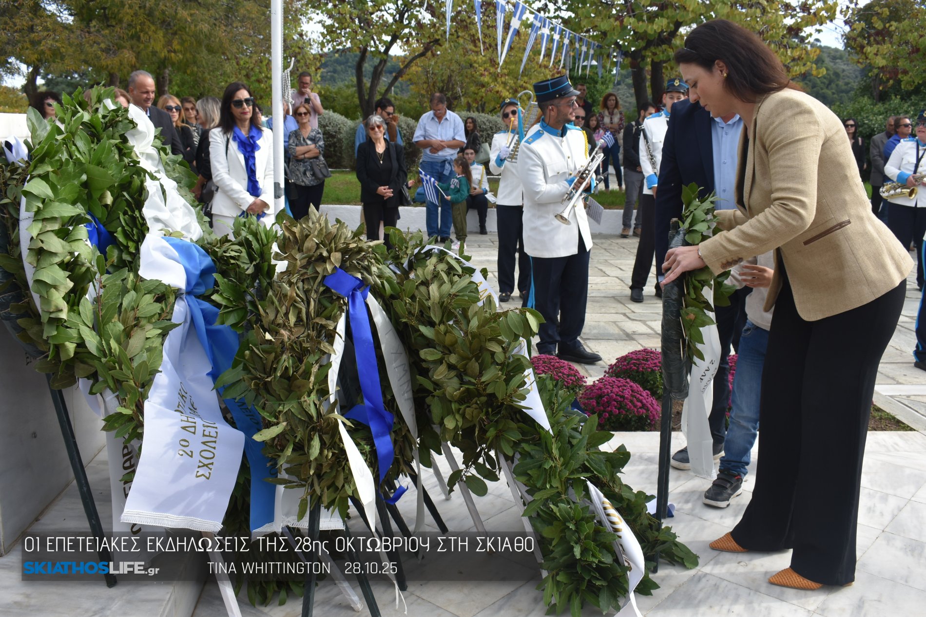 Φωτορεπορτάζ & Video από την Κατάθεση Στεφάνων στο Ηρώων της Σκιάθου