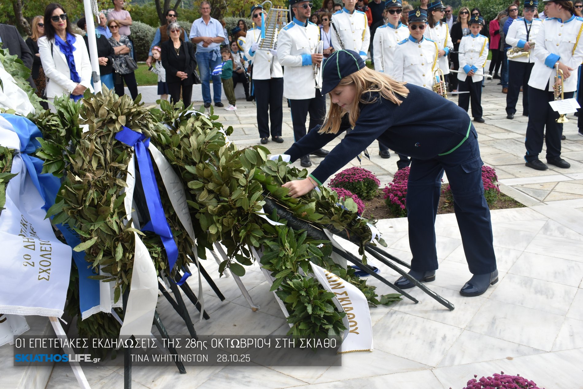 Φωτορεπορτάζ & Video από την Κατάθεση Στεφάνων στο Ηρώων της Σκιάθου