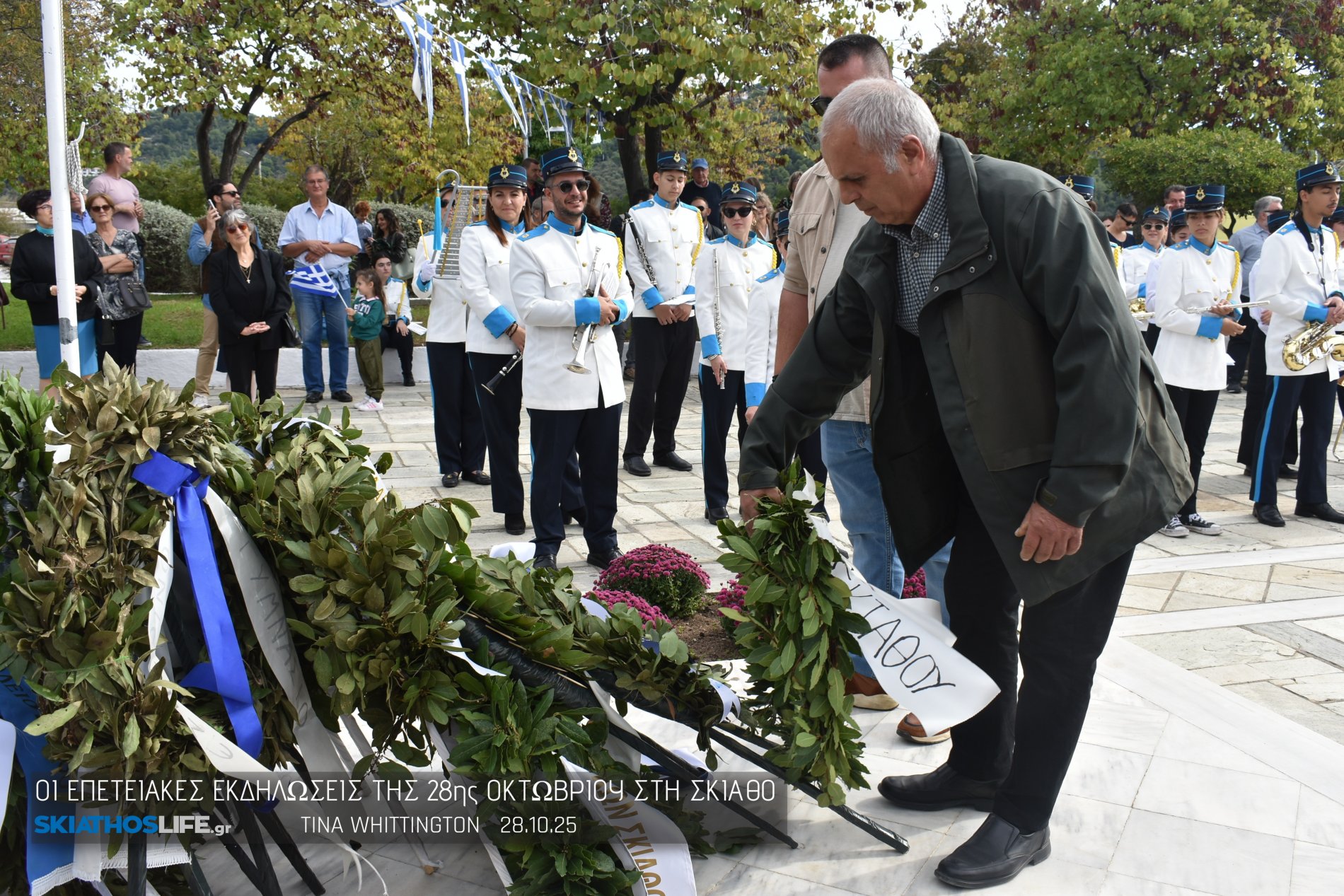 Φωτορεπορτάζ & Video από την Κατάθεση Στεφάνων στο Ηρώων της Σκιάθου